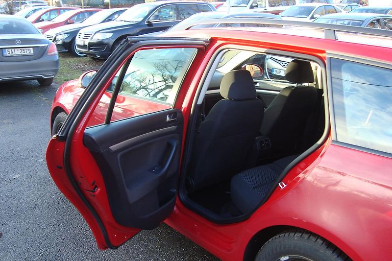 Volkswagen Golf (2011) VI.1.6TDi,ČR,S.kn1.MajSTK 8/27 - fotka 32 z 67