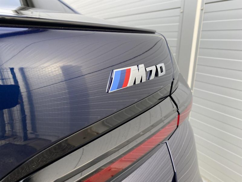 BMW i7 M70 xDrive - fotka 13 z 15