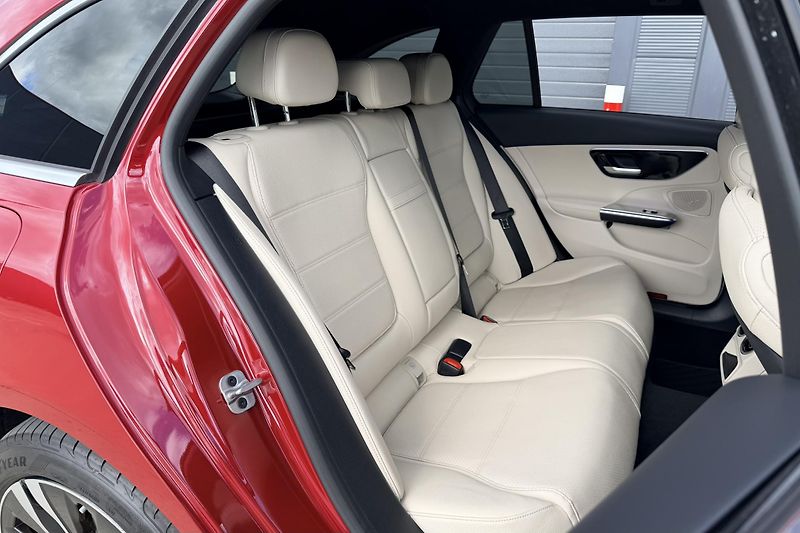 Mercedes-Benz Třídy C (2024) C 300 de 4Matic EQ - fotka 38 z 100