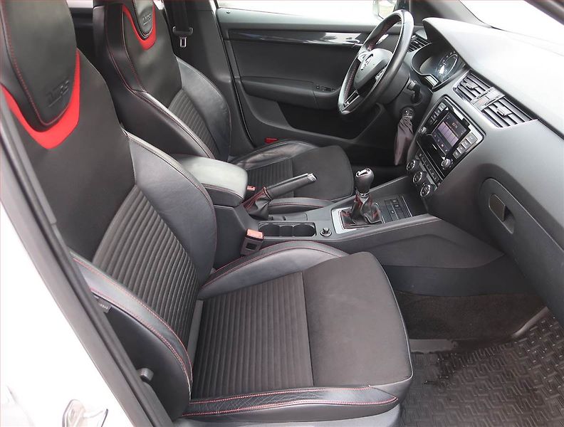 Škoda Octavia (2013) RS 2.0 TDI, Serv.kniha, Xenony - fotka 9 z 18