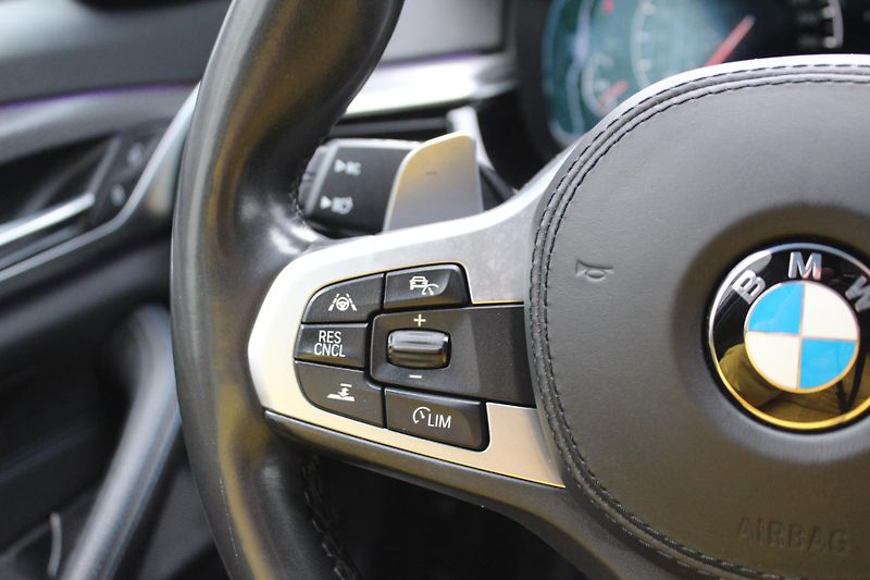 BMW Řada 5 530d xDrive Touring Mpaket - fotka 8 z 21