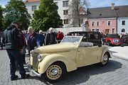 Stovka nablýskaných motocyklů a automobilů předválečné a meziválečné éry vyrazila v neděli z Horního náměstí v Přerově na spanilou jízdu regionem. Nejstarší účastnicí byla 88letá Libuše Šulcová. Vyrazila na motocyklu BSA 770 se sidecarem z roku 1928.
