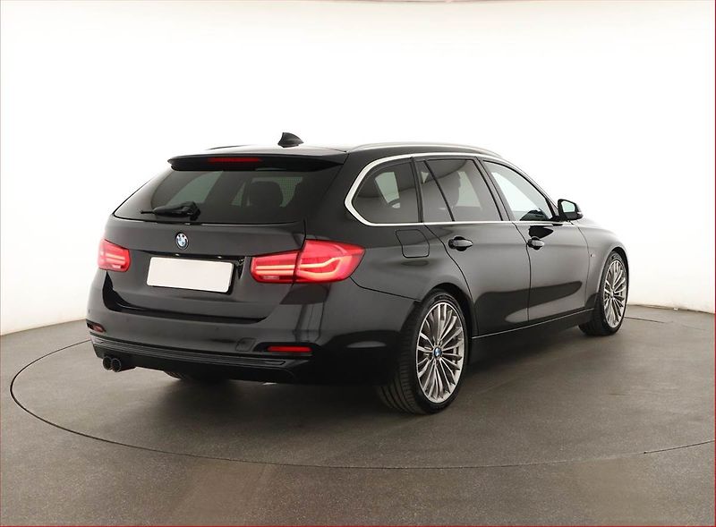 BMW Řada 3 (2016) 320 d, Navi, Tempomat - fotka 5 z 20