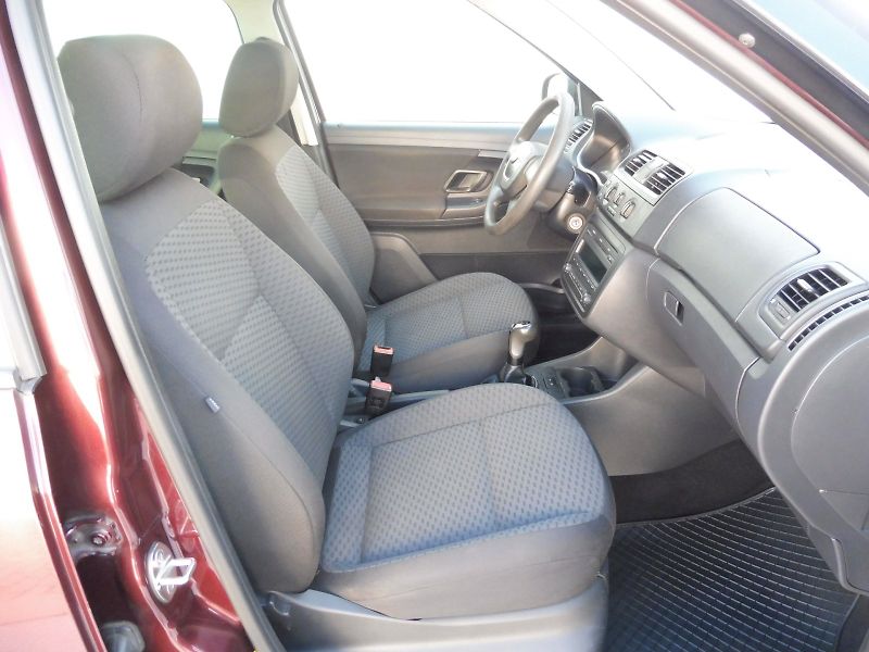 Škoda Fabia (2011) Ambiente 1,2 TSI 63kW - fotka 9 z 21