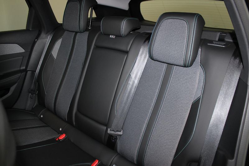 Peugeot 308 (2023) 1.2i,ALLURE PACK,130HP,DPH,ČR - fotka 21 z 22