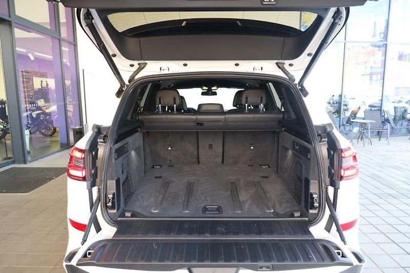 BMW X5 xDrive40i - fotka 11 z 33