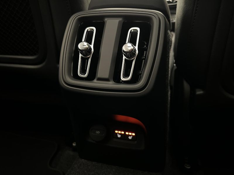 Volvo XC40 (2026) B4 ULTRA DARK AUT - fotka 43 z 43