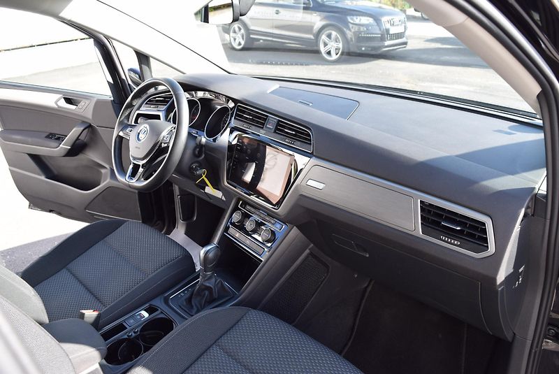 Volkswagen Touran (2018) 1.4TSI 110kw CLBMT 7MÍST LED  - fotka 39 z 48