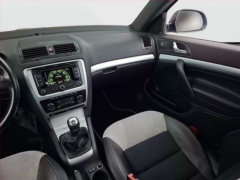 Škoda Octavia (2010) RS 2.0 TSI, Navi, Xenony - fotka 8 z 17