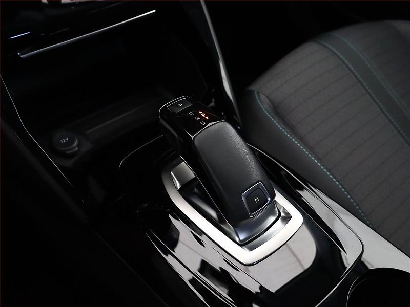 Peugeot 2008 (2021) 1.2 PureTech, Automat - fotka 11 z 17
