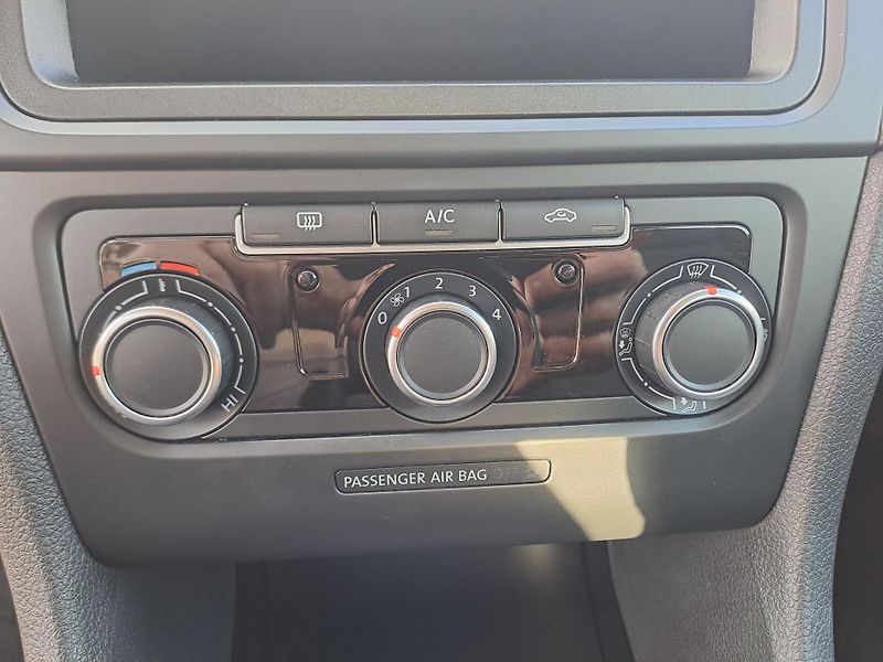 Volkswagen Golf (2012) 1.4 16V 59 KW, SERVISKA, PĚKNÝ - fotka 23 z 36