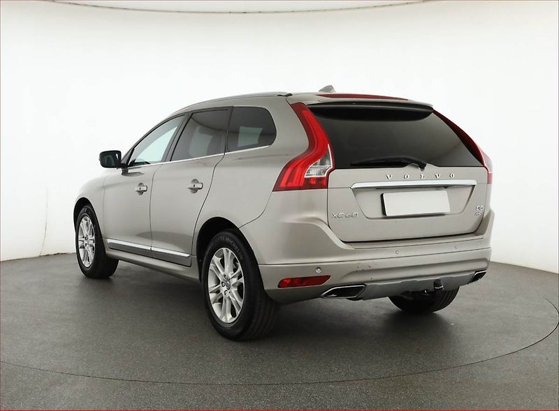 Volvo XC60 (2015) Summum D5, 4X4, Automat - fotka 4 z 21