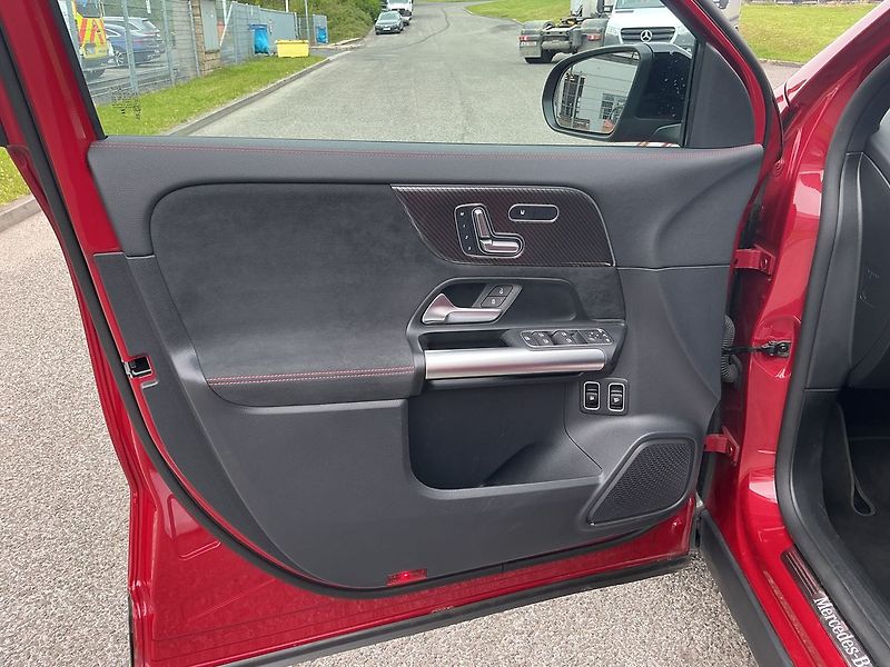 Mercedes-Benz GLA 250 e AMG s PLUG-IN HYBRIDNÍ T - fotka 9 z 25