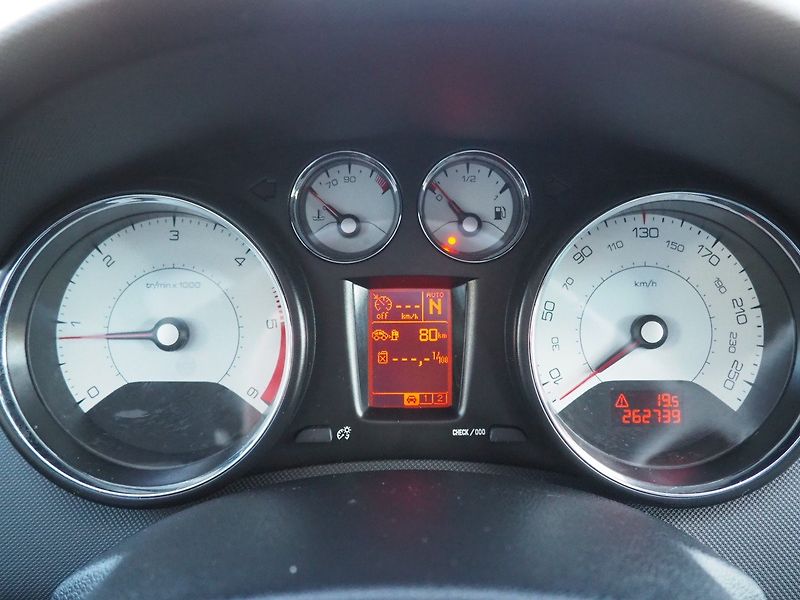 Peugeot 308 (2012) 2.0 HDi Panorama Automat - fotka 22 z 30