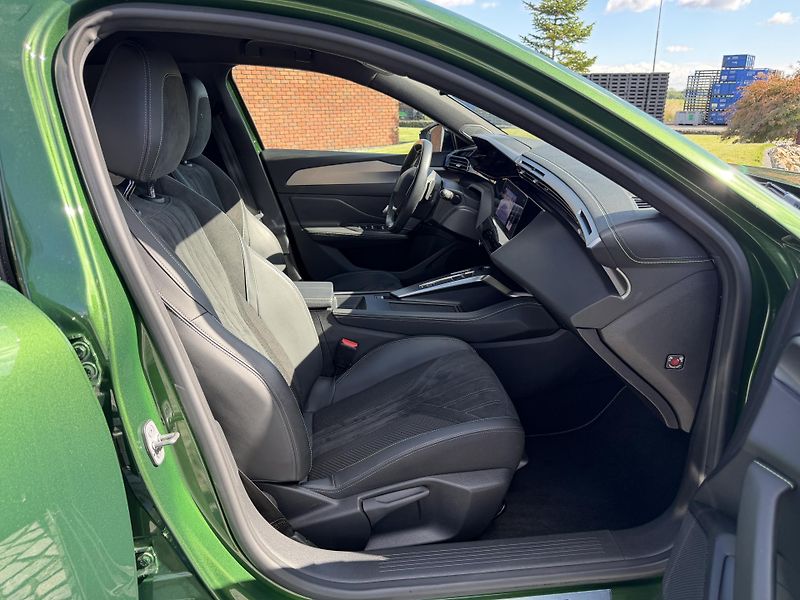 Peugeot 308 (2023) e-GT HYBRID 225  - fotka 25 z 29