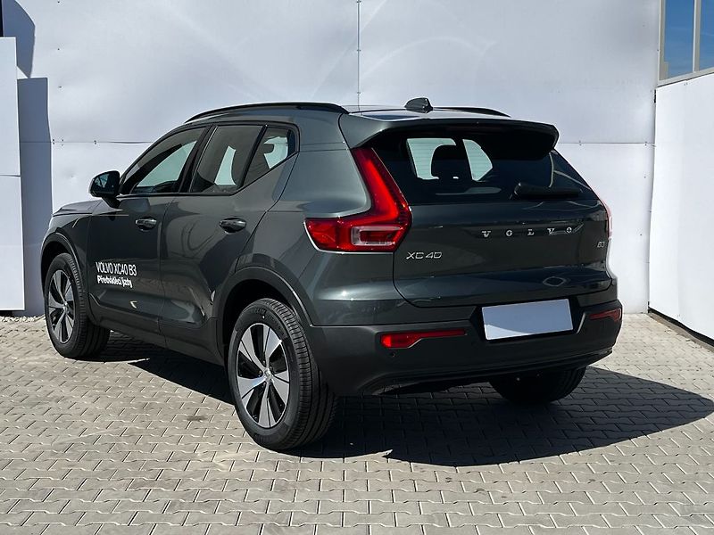 Volvo XC40 PLUS DARK B3 120kW - fotka 9 z 24