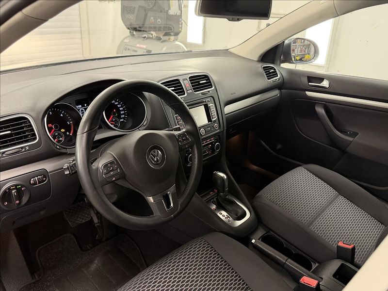 Volkswagen Golf 1,6 TDi 77 KW DSG NAVI PDC - fotka 7 z 31