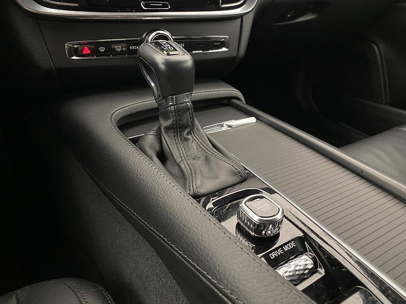 Volvo V90 CC D5 AWD MOMENTUM AUT CZ - fotka 26 z 44
