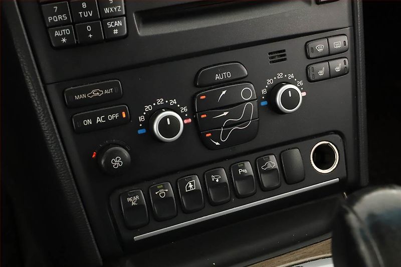 Volvo XC90 (2010) D5, 4X4, Automat, 7 míst - fotka 11 z 19
