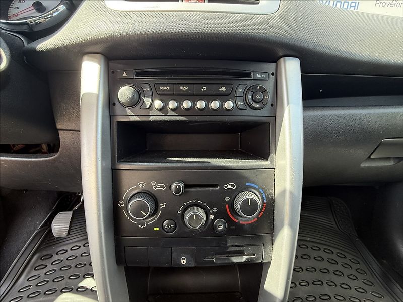 Peugeot 207 1,4 55kW Active - fotka 9 z 15