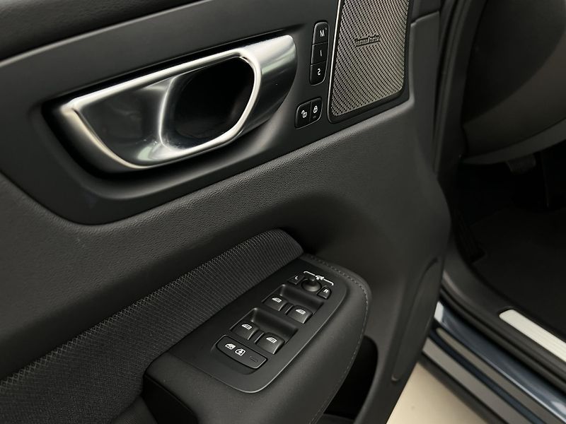 Volvo XC60 B5 AWD BLACK EDITION PLUS AUT  - fotka 42 z 43