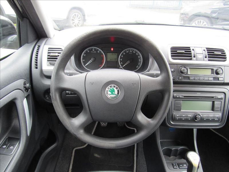 Škoda Fabia 1,4 16V 63kW Style Combi - fotka 12 z 26