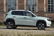 Boční profil připomíná malé SUV.