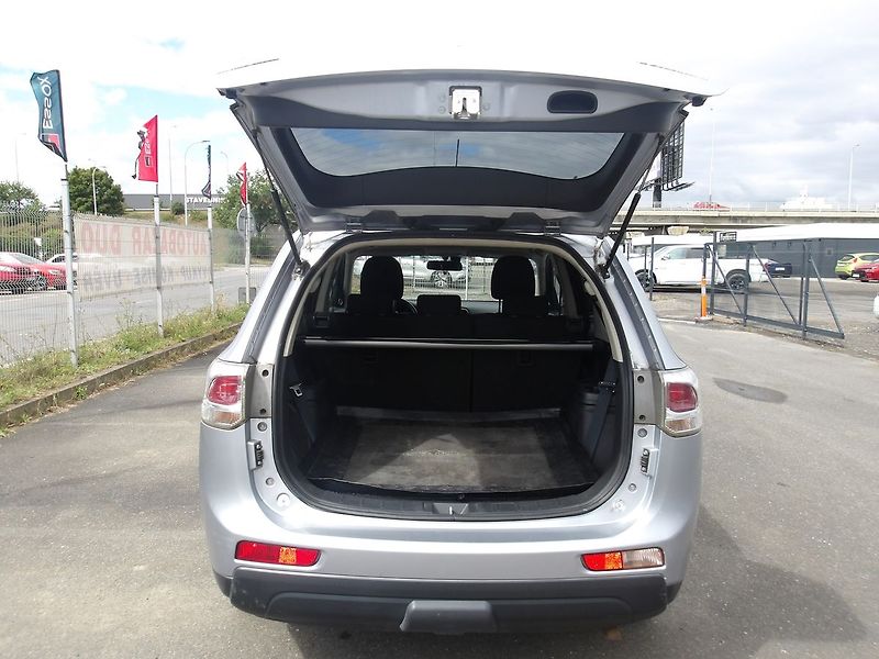 Mitsubishi Outlander 2,3DI-D 4x4 ČR 7 MÍST ! 2.MAJ. - fotka 17 z 39