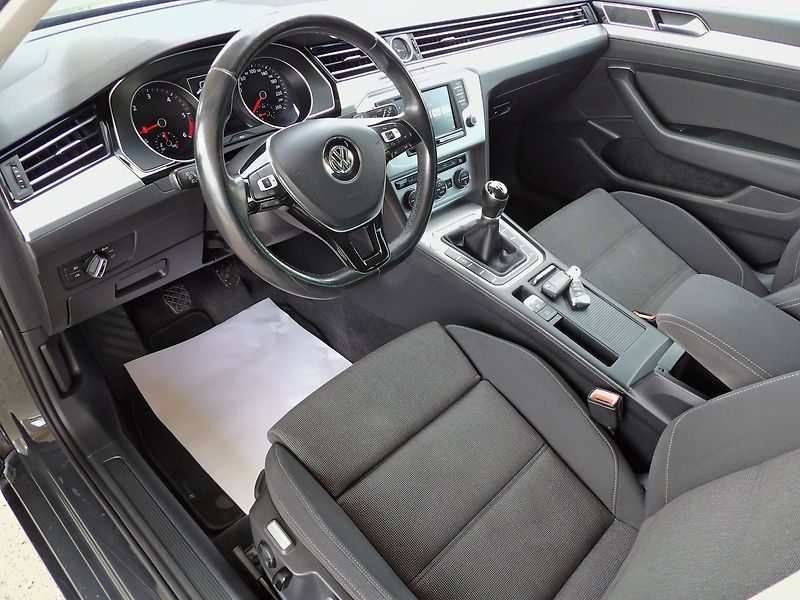 Volkswagen Passat 2.0TDI Comfort Adaptiv Navi - fotka 19 z 33