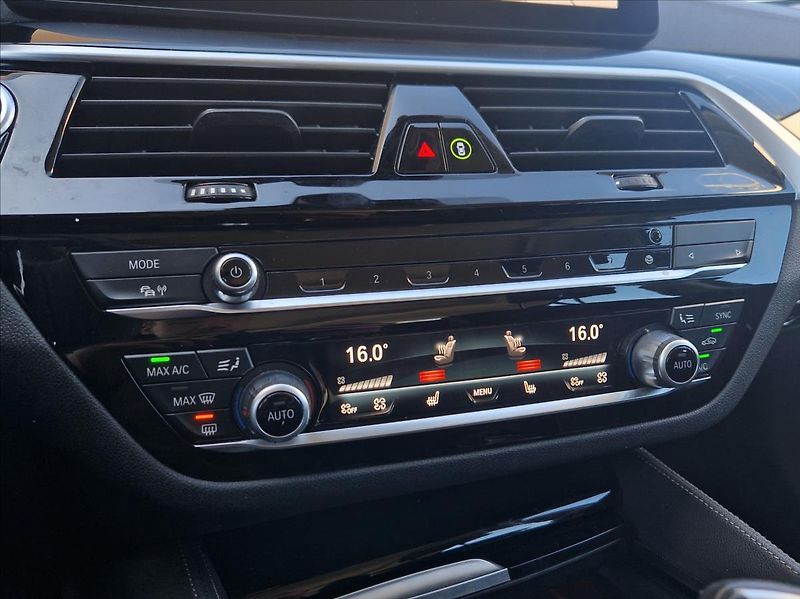 BMW Řada 5 3,0 530d TOURING KOMPLETVÝBAVA - fotka 24 z 39
