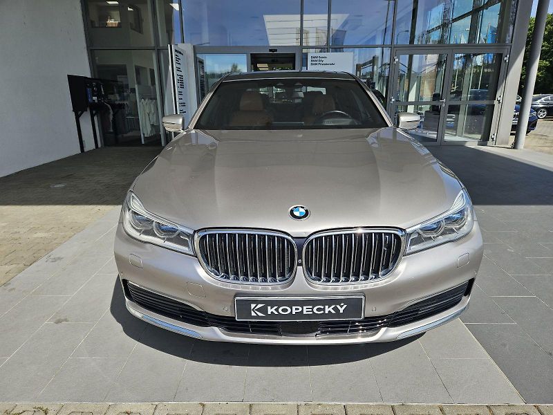 BMW Řada 7 (2016) 740Ld xDrive - fotka 2 z 18