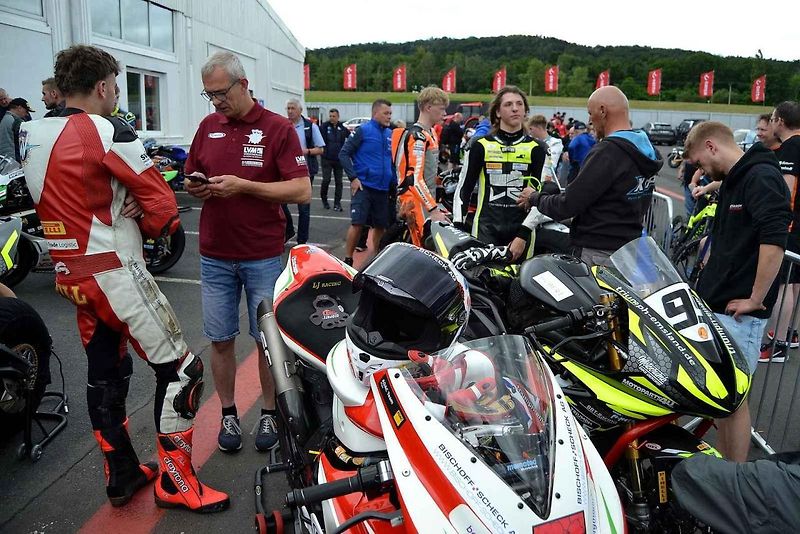 Autodrom Most o víkendu hostil závody mezinárodního mistrovství Německa IDM a závod FIM mistrovství světa sidecarů. Na snímku je rakouský jezdec Philipp Steinmayr v plné jízdě třídy Superbike.