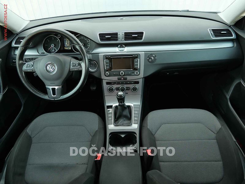 Volkswagen Passat (2014) 2.0 TDi, Navi, xenon - fotka 8 z 23