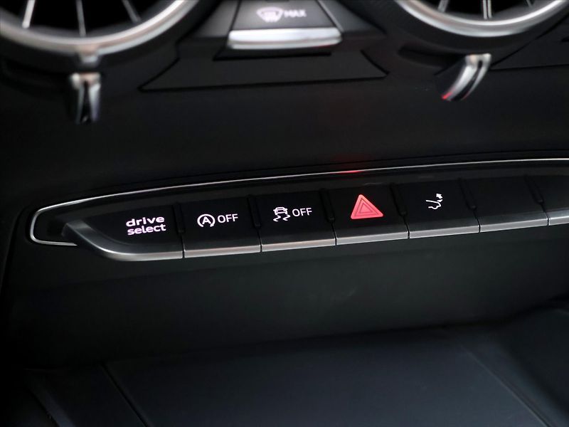 Audi TT 1,8 TFSI 132kW S-line 1.Maj - fotka 16 z 25