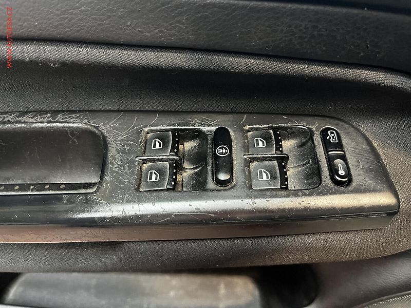 Volkswagen Golf (2002) 1.6i, Klima - fotka 11 z 11