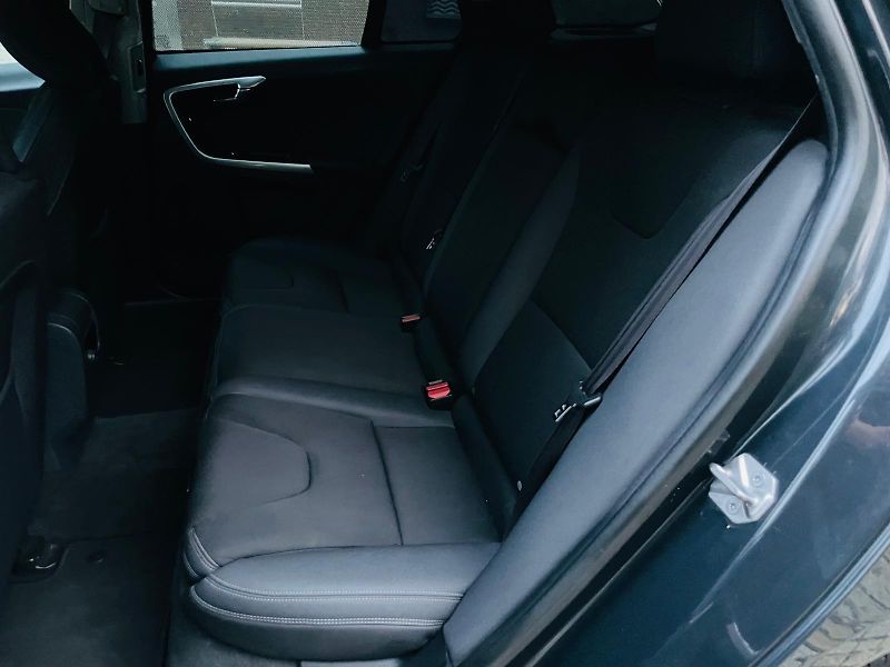 Volvo V60 2.0D3 5V AUT VÝHŘEV SERVISKA - fotka 34 z 47