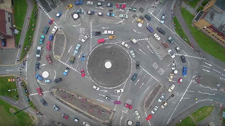 „Kouzelný kruhový objezd“ v anglickém městě Swindon.