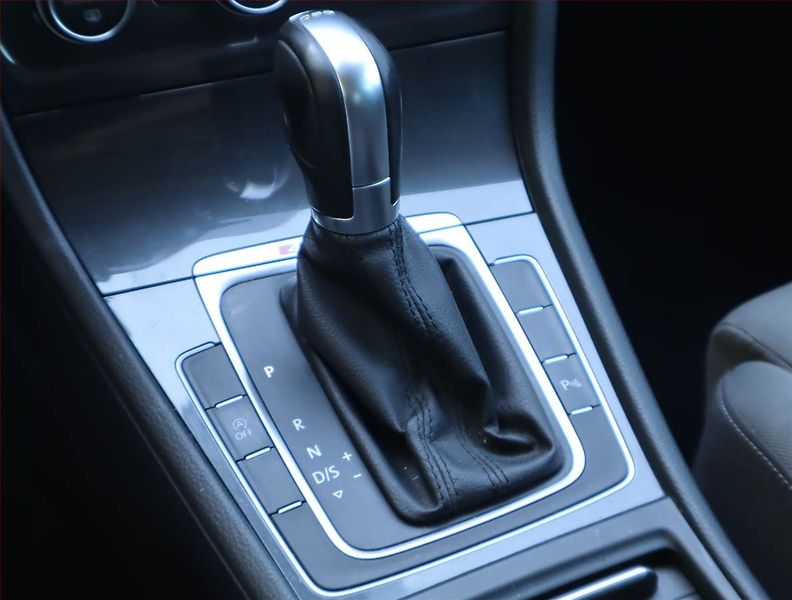 Volkswagen Golf (2019) Highline 2.0 TDI, 4X4 - fotka 12 z 18