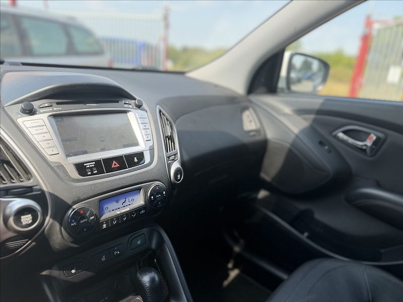 Hyundai ix35 2,0 135kW A/T NAVI PANO 4X4 - fotka 13 z 32