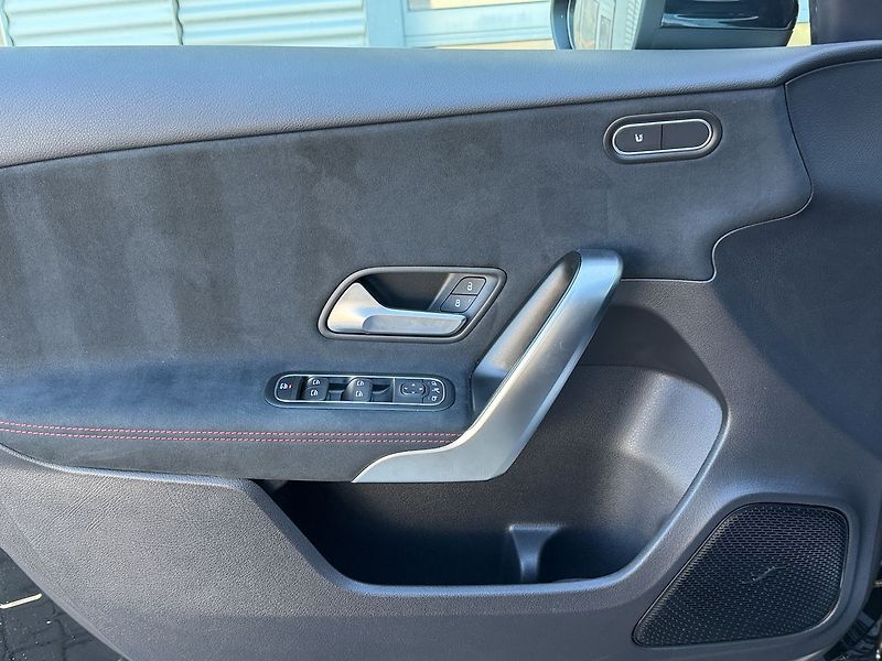 Mercedes-Benz Třídy A 200d AMG Style Edition - fotka 24 z 36