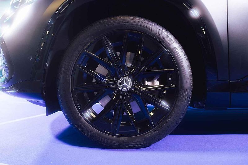 Mercedes-Benz letos odstartoval novou éru jako globální partner ženského tenisu (WTA). Své ambice v tomto sportu nyní potvrzuje i v České republice, kde v rámci ostravského turnaje představuje dvě klíčové novinky: novou generaci modelů GLB a GLC.