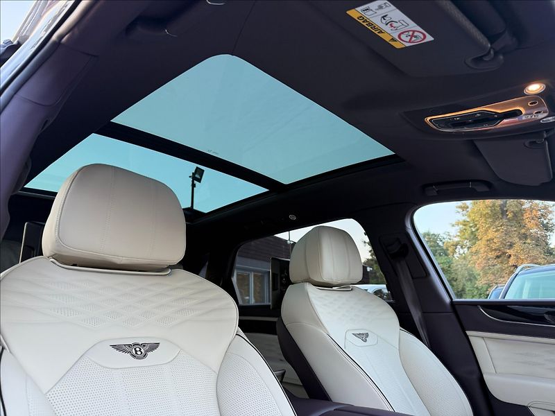 Bentley Bentayga Extended Wheelbase Azure V8 - fotka 23 z 32
