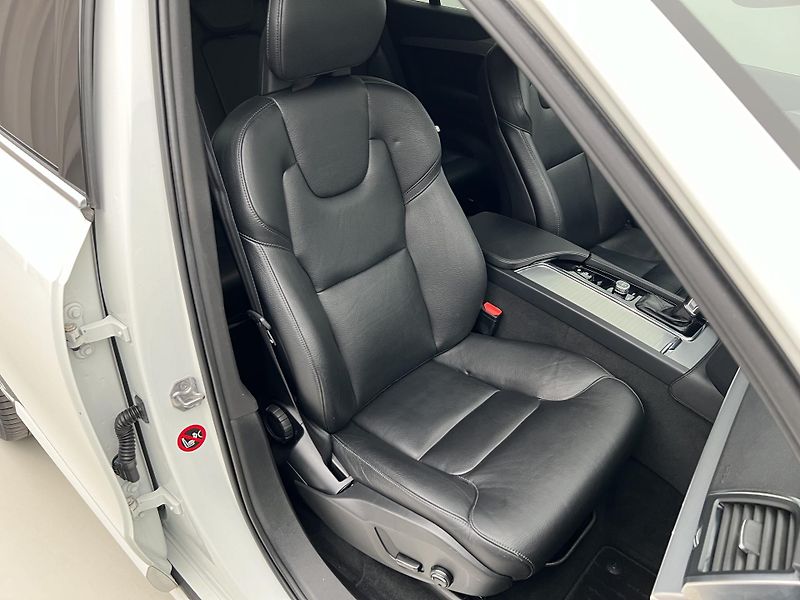 Volvo XC90 D5 AWD MOMENTUM CZ - fotka 18 z 33