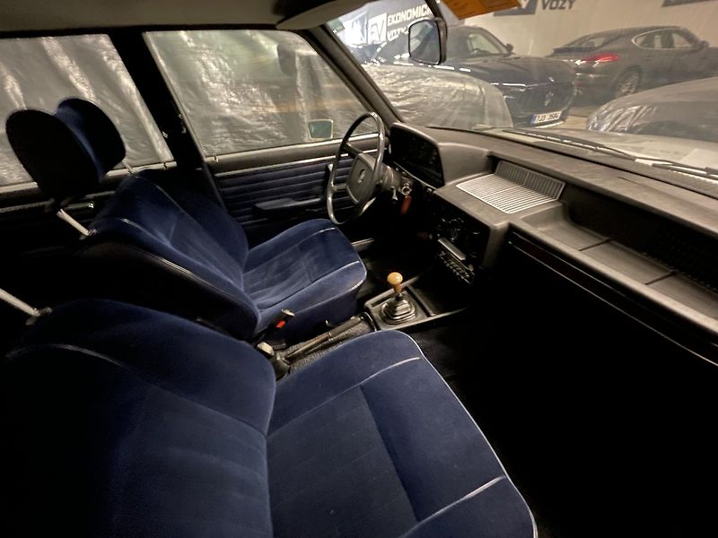 BMW Řada 5 (1974) 525i E12 REZEVOVÁNO - fotka 19 z 26