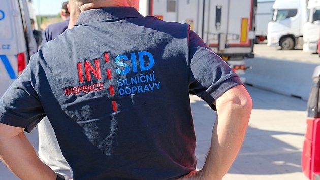 Inspektoři v terénu využívají moderní techniku pro odhalení sebemenších podvodů s nákladem., zdroj: Se svolením Ministerstvo dopravy