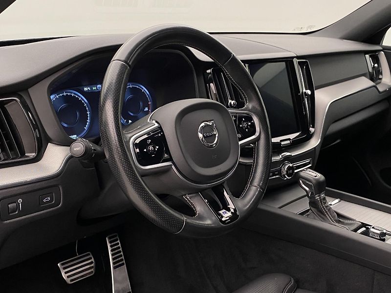 Volvo XC60 D4 AWD R-DESIGN AUT - fotka 18 z 44