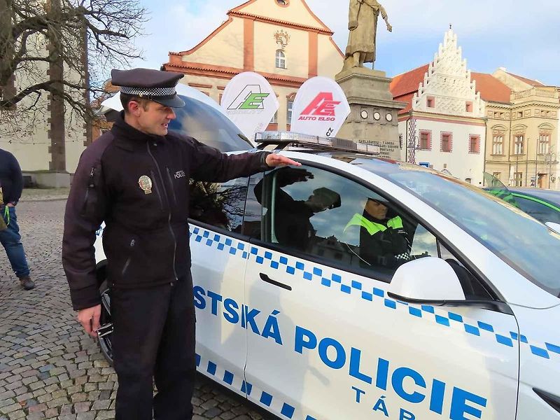 Vozový park Městské policie Tábor jako první v republice rozšiřil elektromobil Tesla Y zhruba za 1,3 milionu. Oficiální představení zásahového vozu veřejnosti se uskutečnilo ve středu 20. listopadu odpoledne na Žižkově náměstí.
