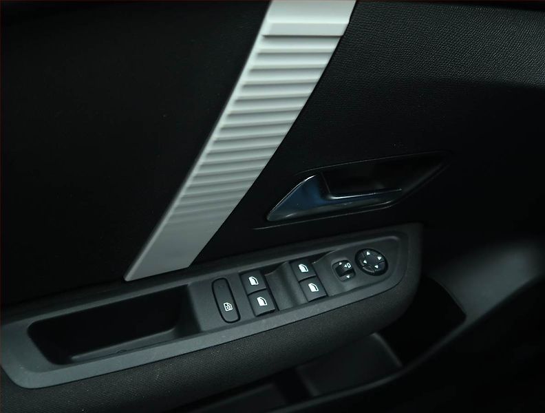 Citroën C4 (2021) 1.2 PureTech, Navi, Tempomat - fotka 16 z 18