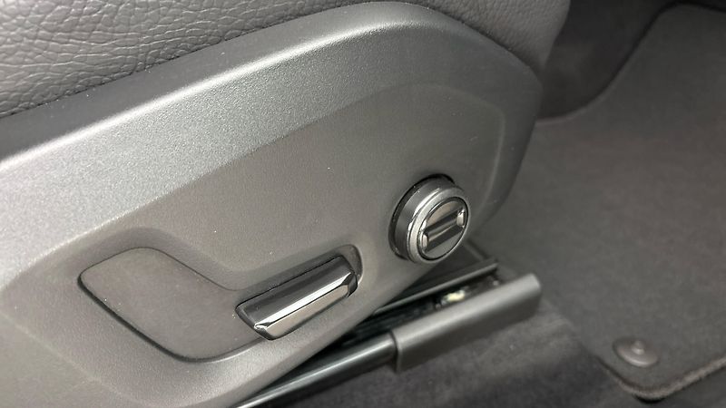 Volvo XC60 2.0 B4 AUT AWD Essential - fotka 21 z 27