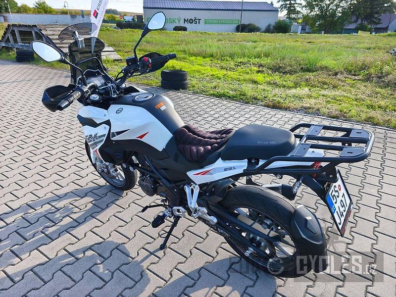 Benelli TRK 251 (2025) - fotka 4 z 11